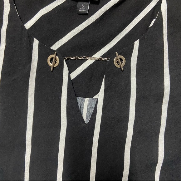 Torrid Women’s Striped Sleeveless Top Size 5X Chain Detail Black White Flowy - Picture 4 of 13